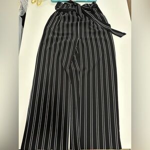 Iris Black And White Stripped Loose Pants Size Medium